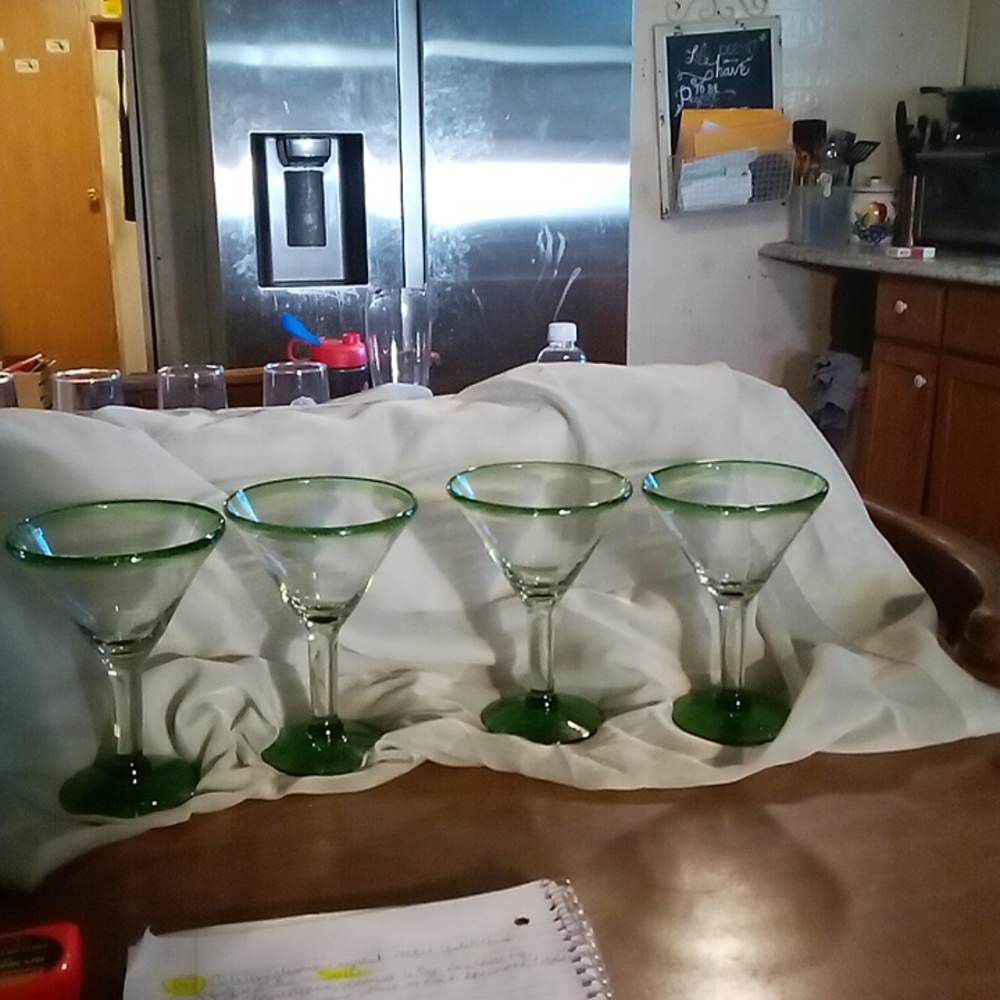 Elegant Green-Rimmed Glass Set